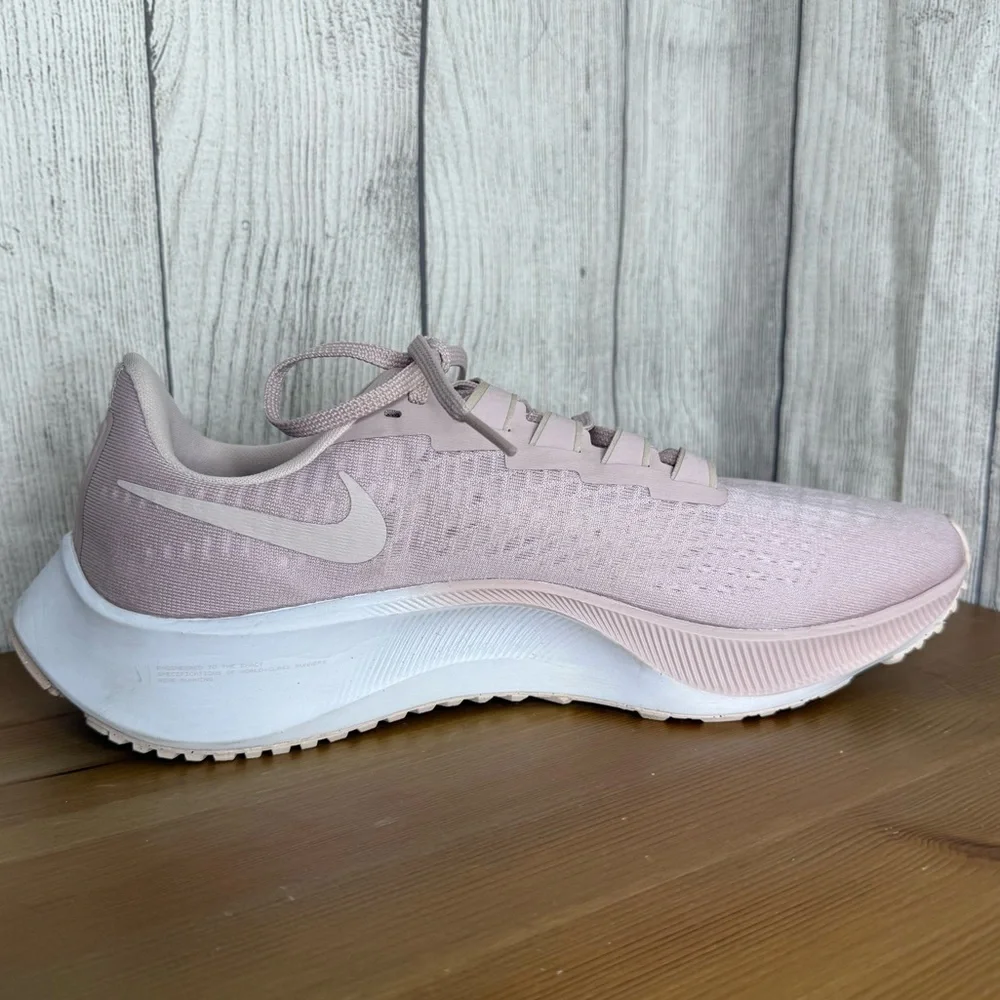 Nike Air Zoom Pegasus 37 Running  Lightweight Running Sneaker Women’s Size 11